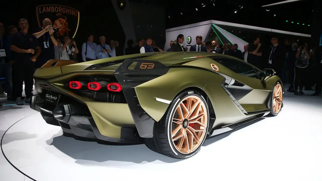 Oliwkowy Lamborghini Sian z miedzianymi felgami i detalami z włókna węglowego, prezentowany na wystawie.