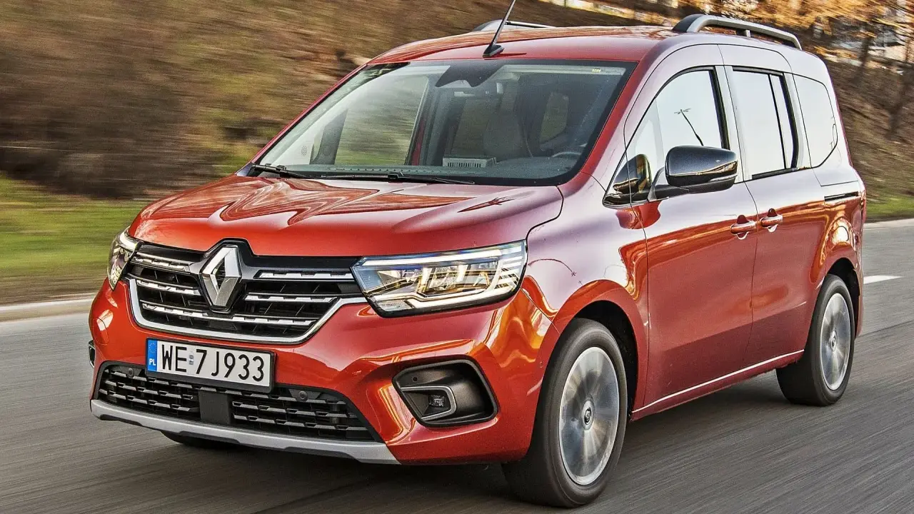Pomarańczowy Renault Kangoo 1.5 dCi w ruchu, z widocznymi światłami LED i polskimi tablicami rejestracyjnymi WE 7J933.