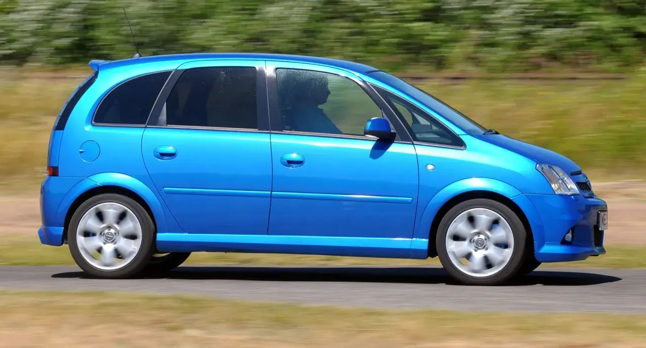 Niebieski Opel Meriva 1.6 benzyna w ruchu, z rozmytym tłem.
