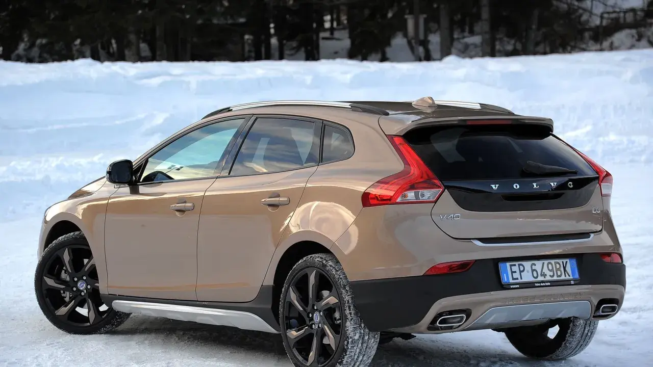 Brązowe Volvo V40 D3 Cross Country na śniegu, gotowe na zimową podróż.