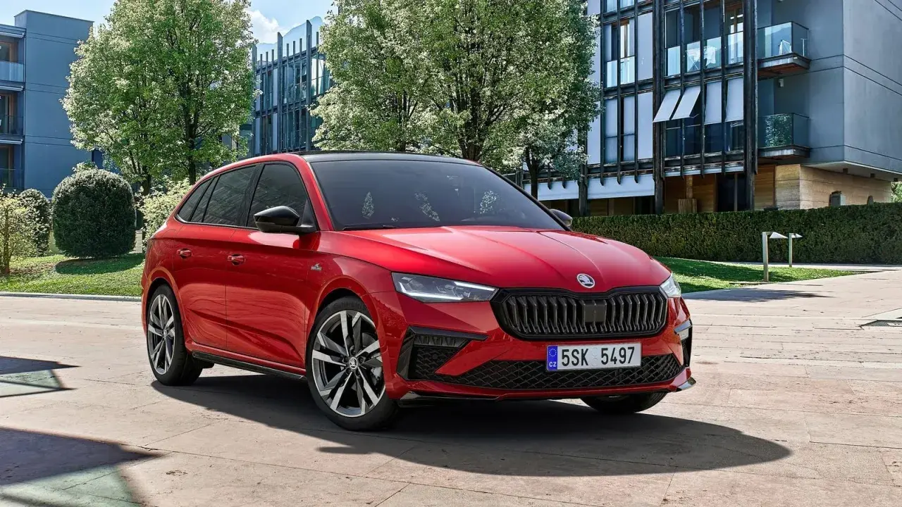 Czerwona Skoda Scala na tle nowoczesnego budynku. Sprawdź atrakcyjną skoda scala cena i wybierz swój wymarzony samochód.