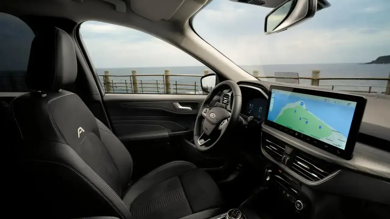 Wnętrze Ford Kuga z nawigacją na ekranie. Sprawdź atrakcyjną ford kuga cena i wybierz się na wakacje nad morze.