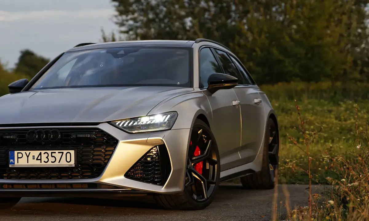 Srebrne Audi RS6 na tle natury. Zastanawiasz się nad audi rs6 cena? Ten potężny kombi zachwyca designem i osiągami.