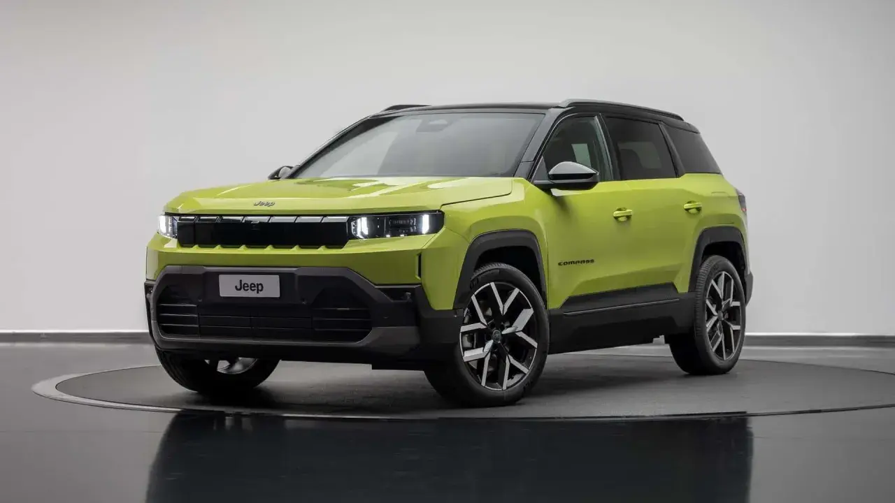 Nowy Jeep Compass 2025 w jaskrawej zieleni, z czarnym dachem i stylowymi felgami, gotowy na przygodę.