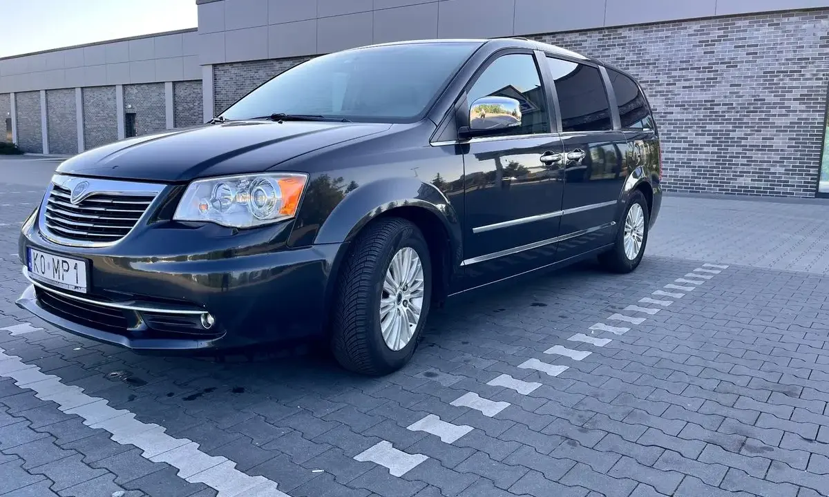 Ciemny Lancia Voyager zaparkowany na placu.