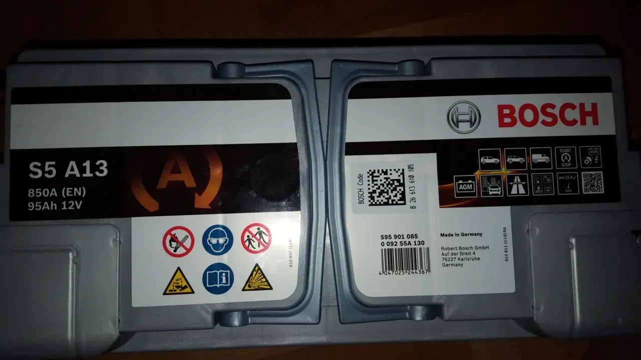 Akumulator Bosch S5 A13, 95Ah 12V. Na etykiecie widoczny kod QR i numer seryjny, który może zawierać datę produkcji akumulatora.