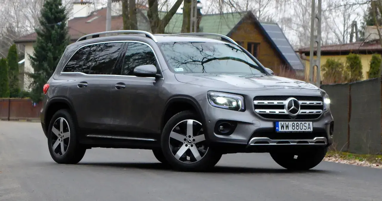 Szary Mercedes GLB 200 z polskimi tablicami rejestracyjnymi WW 880SA zaparkowany na drodze.
