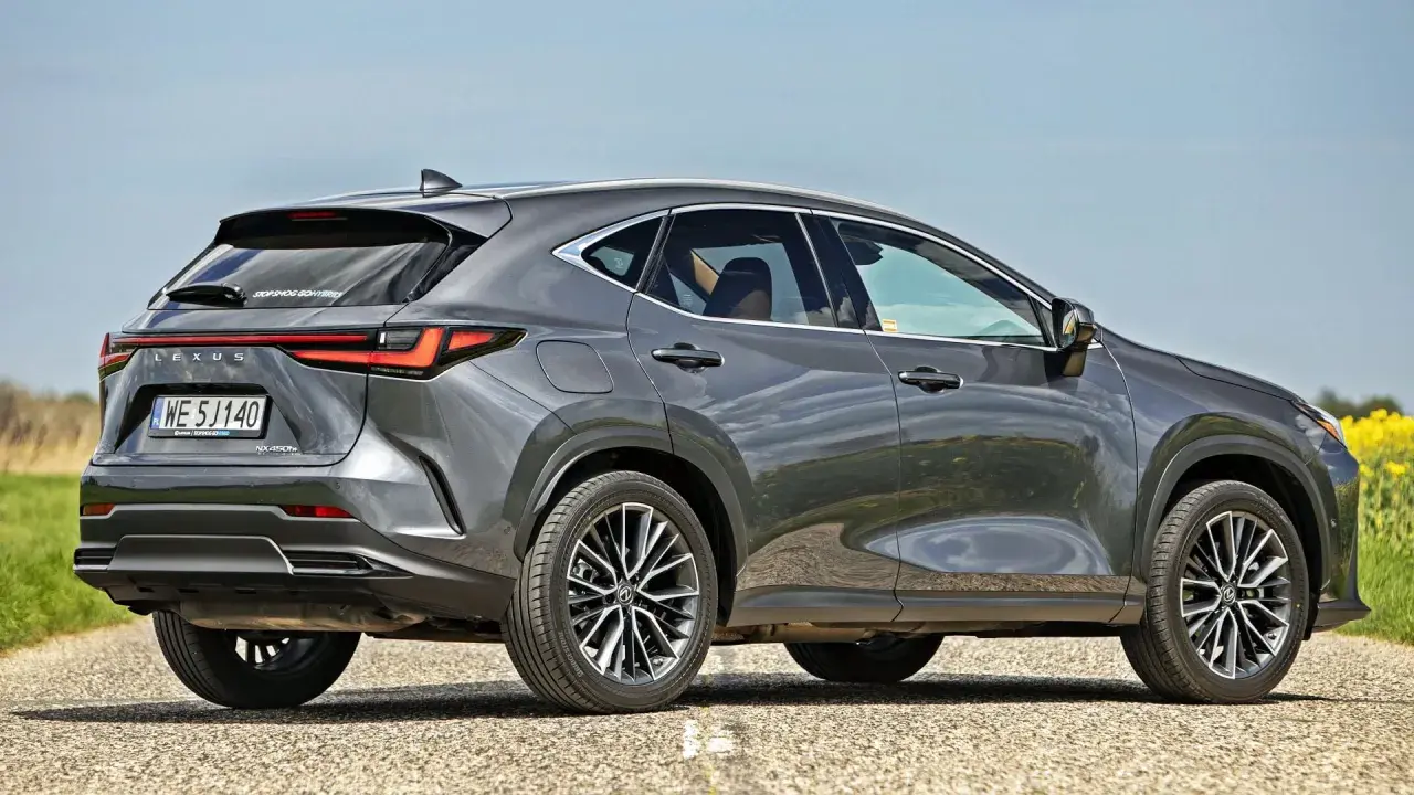 Szary Lexus NX 350h na tle pola rzepaku. Sprawdź, jaka jest aktualna lexus nx 350h cena i wybierz swój wymarzony SUV.
