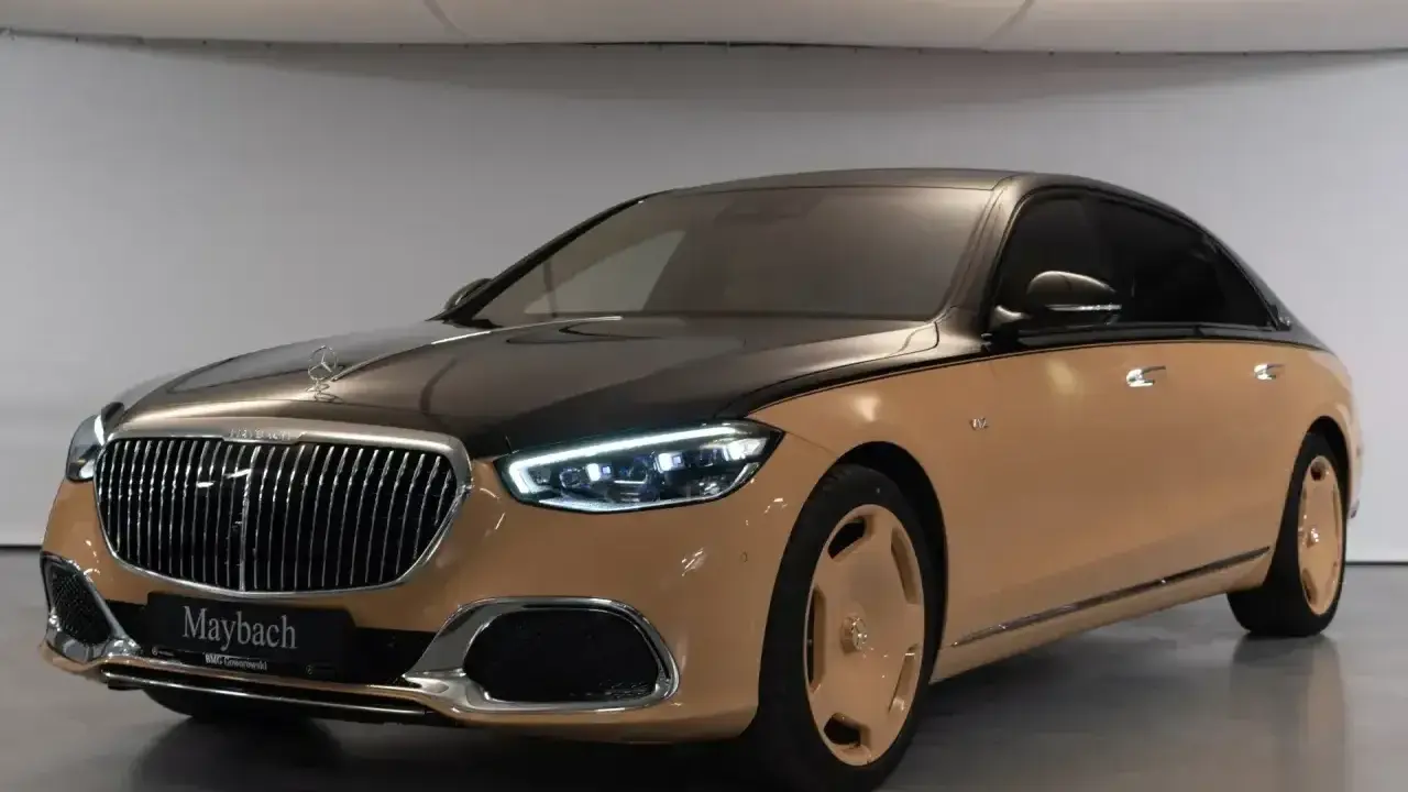 Elegancki Maybach w dwukolorowym malowaniu, z chromowanym grillem i felgami. Poznaj jego wyjątkową maybach cena.