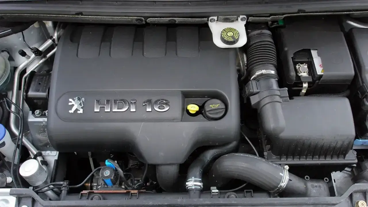 Silnik 2.0 HDi w Peugeot 307. Widoczna pokrywa silnika z logo Peugeot i oznaczeniem HDi 16V.