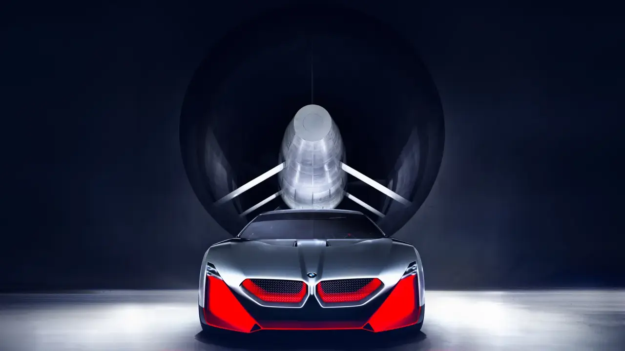 Przyszłościowy koncept BMW M9 w tunelu aerodynamicznym, z agresywnym przodem i czerwonymi akcentami.