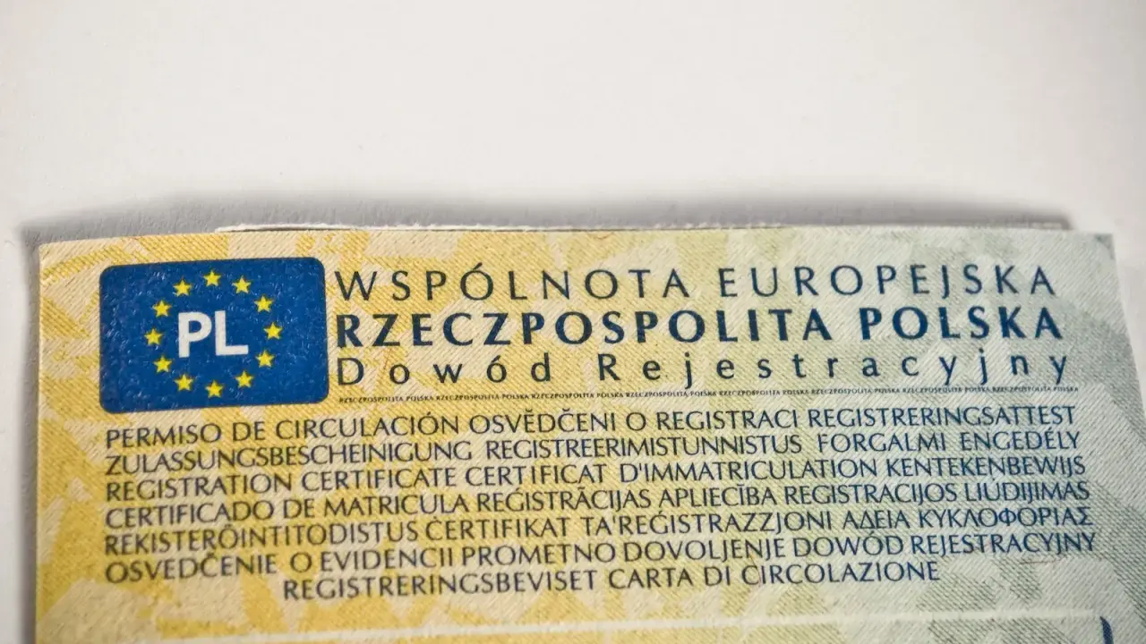 Fragment dowodu rejestracyjnego z napisem "Dowód Rejestracyjny" i symbolem PL. Numer VIN w dowodzie jest kluczowy.