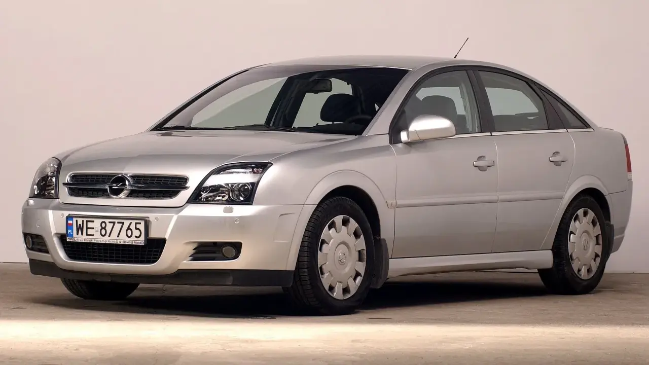 Srebrny Opel Vectra C GTS z polskimi tablicami WE 87765, zaparkowany na betonowym podłożu.