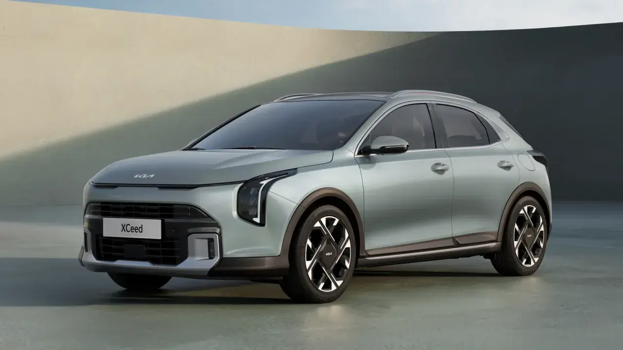Nowy Kia Xceed 2023 w kolorze miętowym prezentuje się nowocześnie z charakterystycznymi światłami LED i stylowymi felgami.