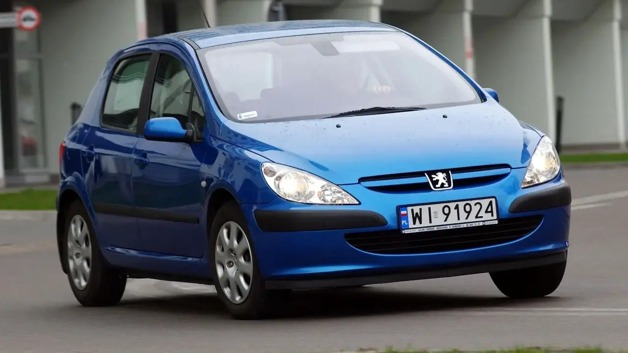 Niebieski Peugeot 307 1.6 benzyna w ruchu miejskim.