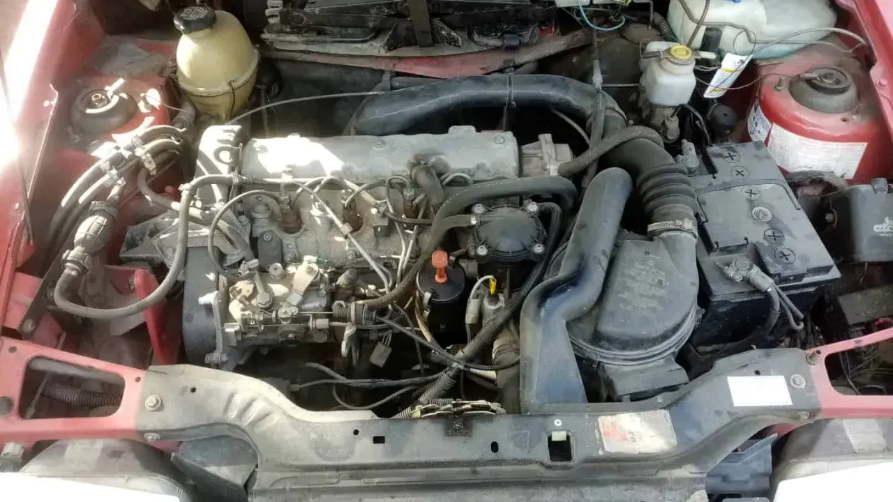 Silnik Citroen C15, widok z góry. Widać akumulator, przewody i elementy układu chłodzenia.
