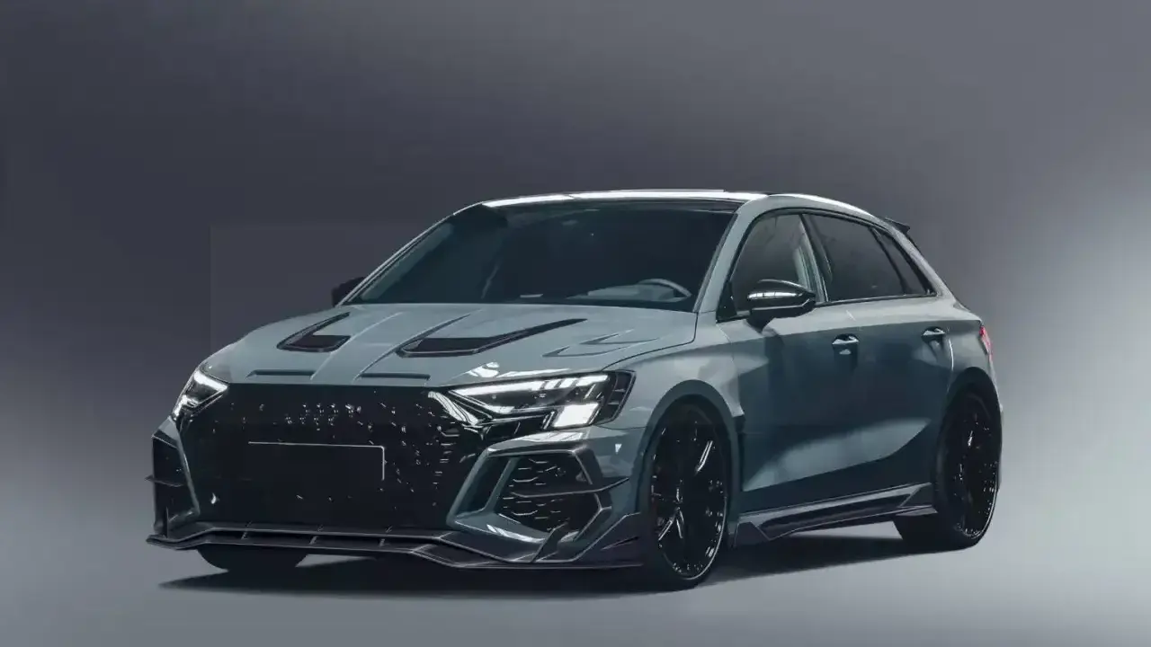 Agresywny Audi RS3 w szarym kolorze, z masywnym grillem i sportowymi dodatkami. Sprawdź, jaka jest audi rs3 cena i czy warto zainwestować w ten samochód.