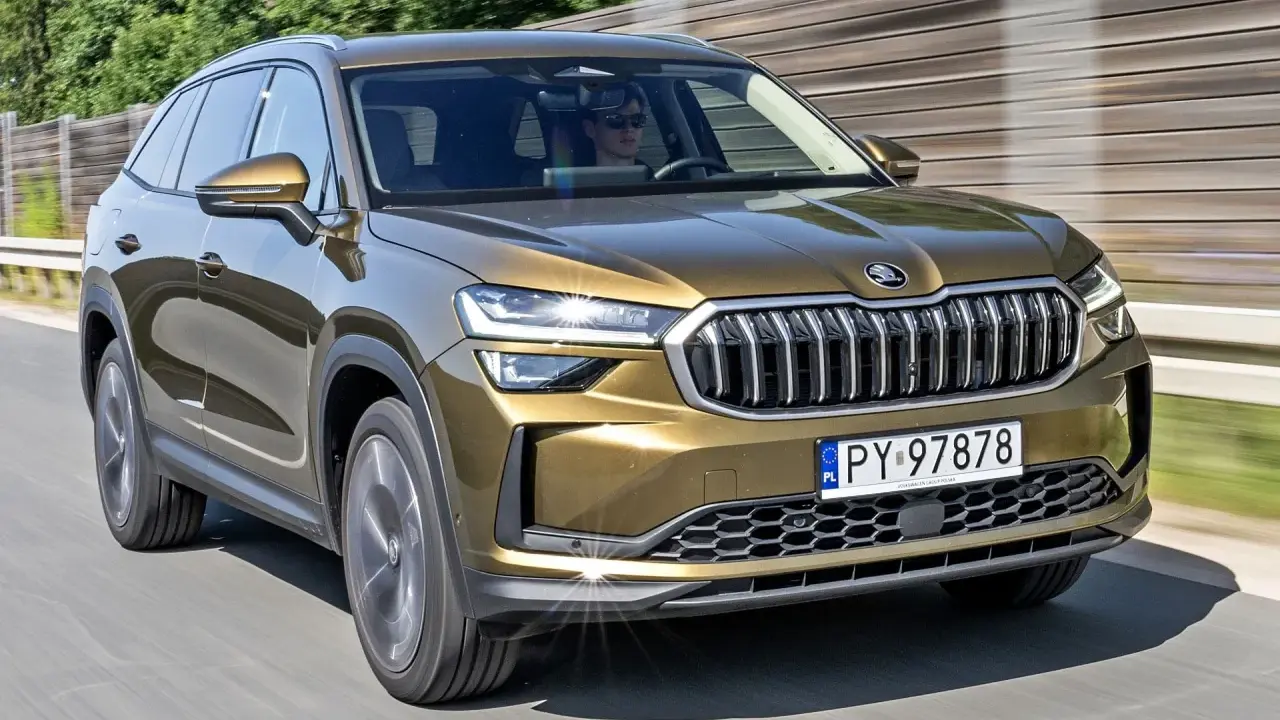 Złoty Skoda Kodiaq w ruchu drogowym. Sprawdź aktualną skoda kodiaq cena i dostępne konfiguracje.