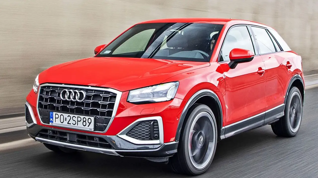 Czerwone Audi Q2 w ruchu drogowym. Sprawdź aktualną audi q2 cena i wybierz swój wymarzony model.