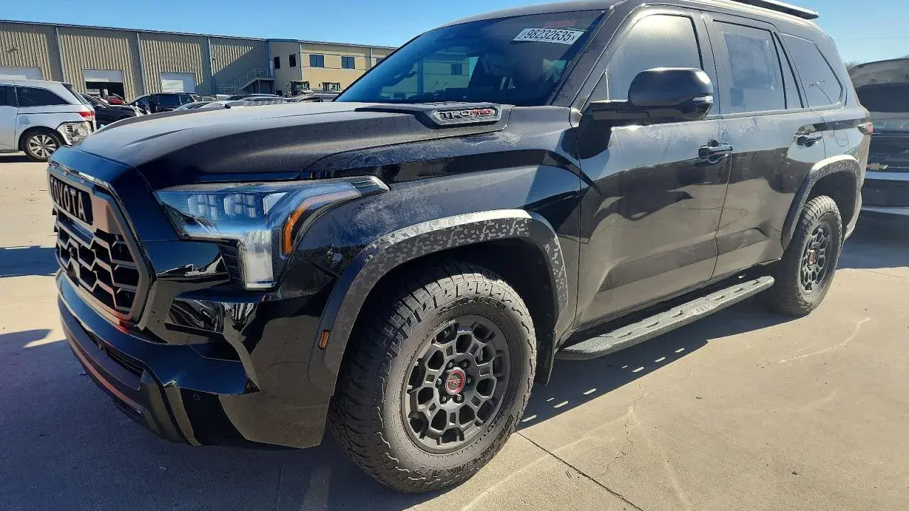 Czarny Toyota Sequoia TRD Pro gotowy na przygody.