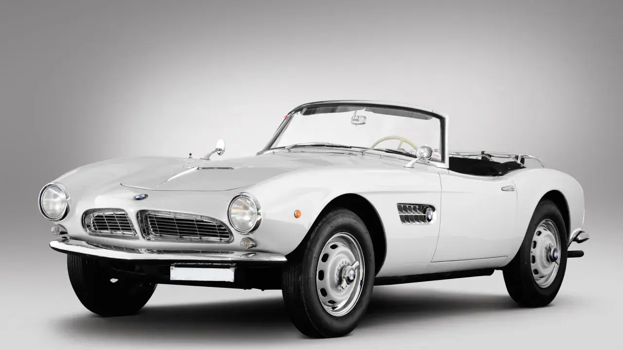 Biały kabriolet BMW 507 z lat 50. z chromowanymi detalami i charakterystycznym grillem.