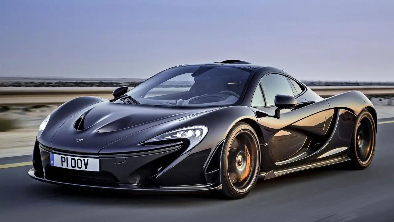 Czarny McLaren P1 pędzi po pustynnej drodze. Jego cena jest astronomiczna, ale osiągi zapierają dech w piersiach.