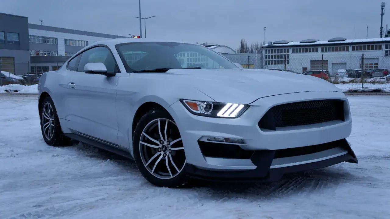 Srebrny mustang 2.3 ecoboost na śniegu, gotowy na zimowe wyzwania.