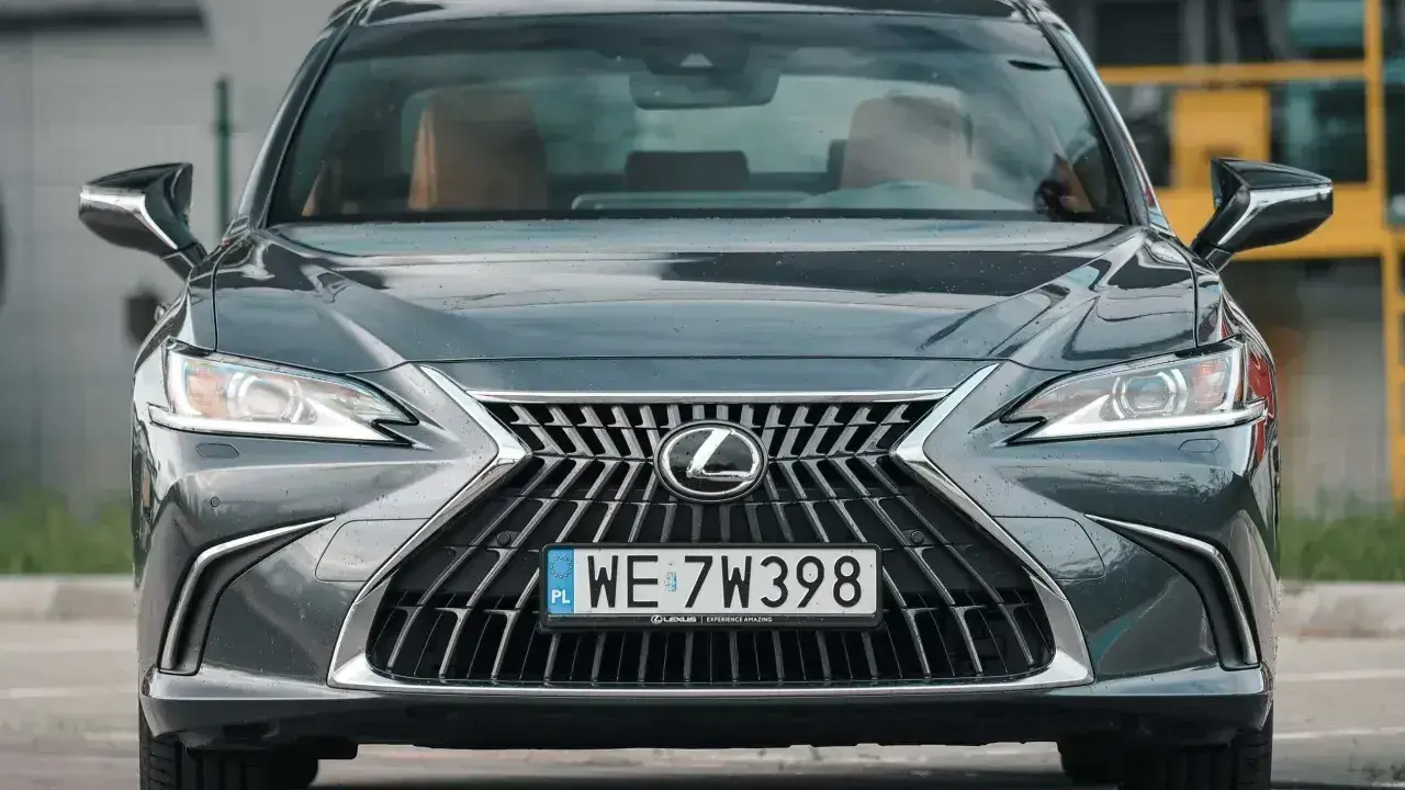 Elegancki, ciemnoszary Lexus 300h z charakterystycznym grillem i reflektorami LED, gotowy do jazdy.