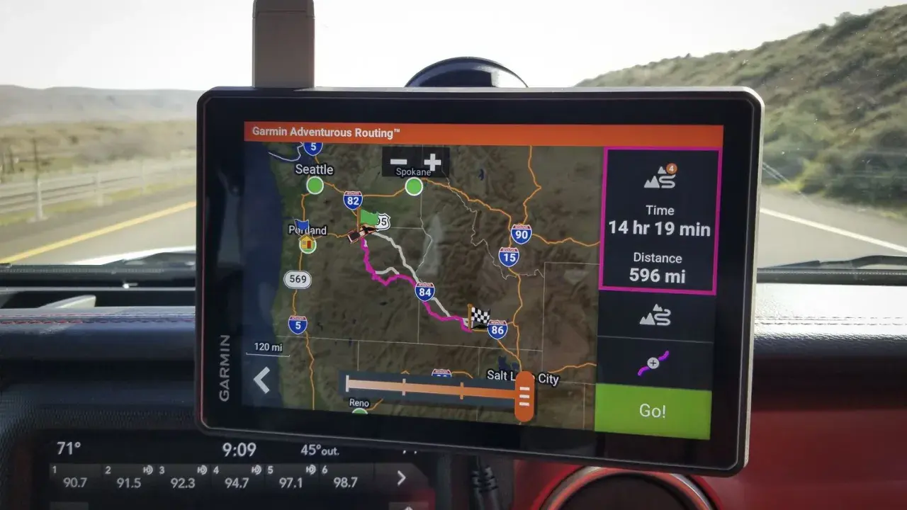 Nawigacja dla ciężarówki: TomTom vs Garmin? Wybierz mądrze!