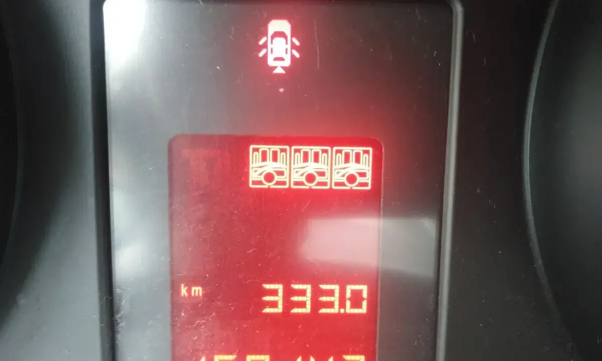Kontrolki w Oplu: otwarte drzwi, 3x wskaźnik paliwa, dystans 333 km, przebieg 159147 km.