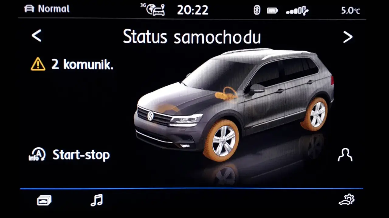 Na ekranie samochodu widoczny jest żółty wykrzyknik w trójkącie, informujący o 2 komunikatach.