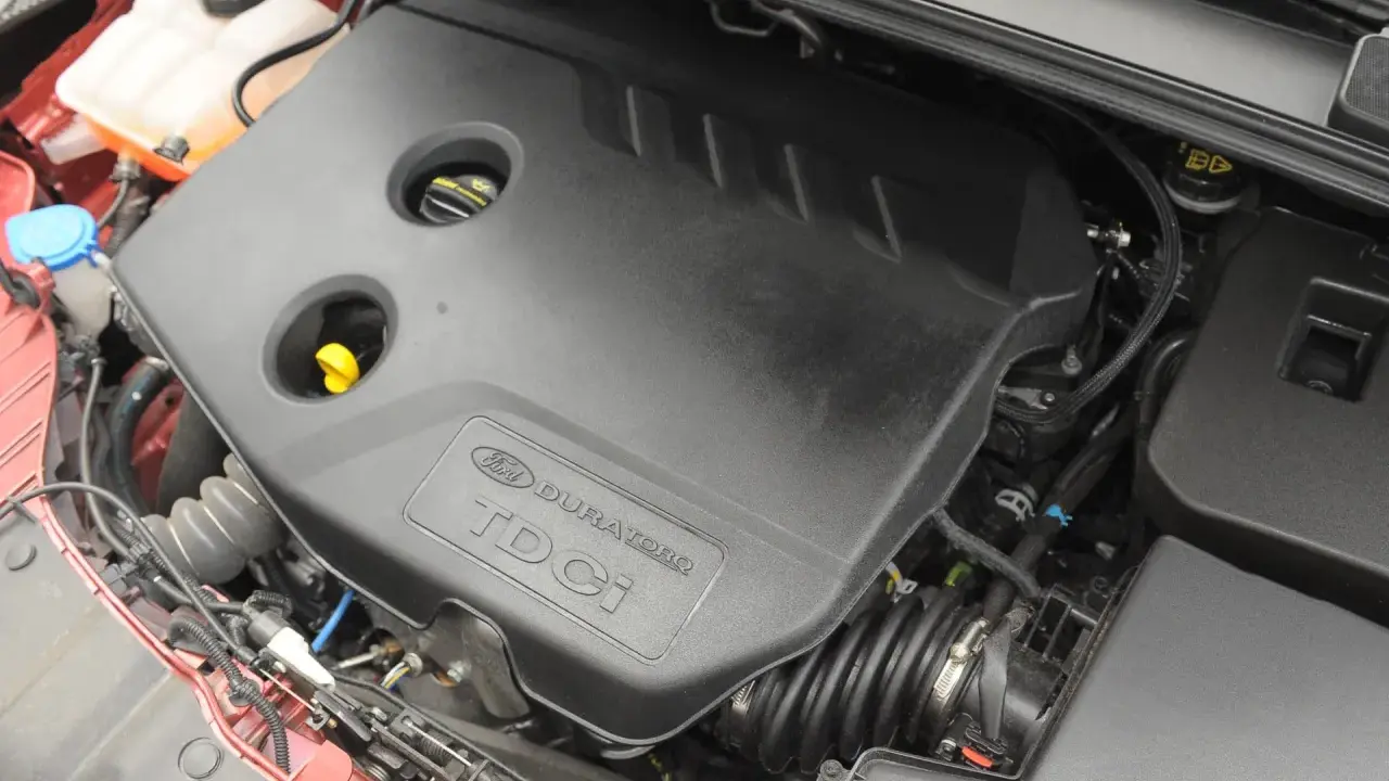 Silnik Ford Focus MK3 1.6 TDCI. Widoczna czarna osłona silnika z napisem "Ford Duratorq TDCI".