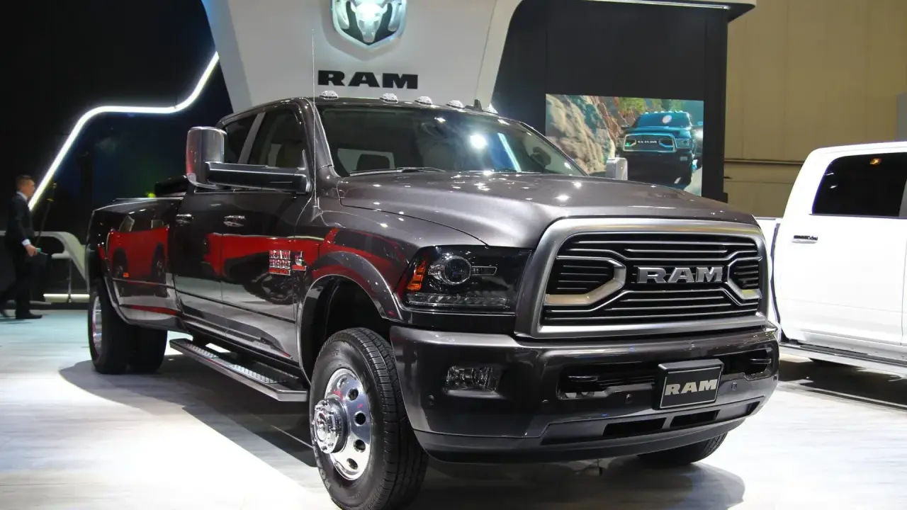 Ciemnoszary Dodge Ram 3500 z podwójnymi tylnymi kołami prezentuje się imponująco na wystawie.