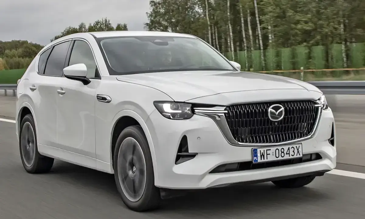 Biała Mazda CX-60 na drodze. Sprawdź atrakcyjną mazda cx 60 cena i wybierz swój wymarzony SUV.