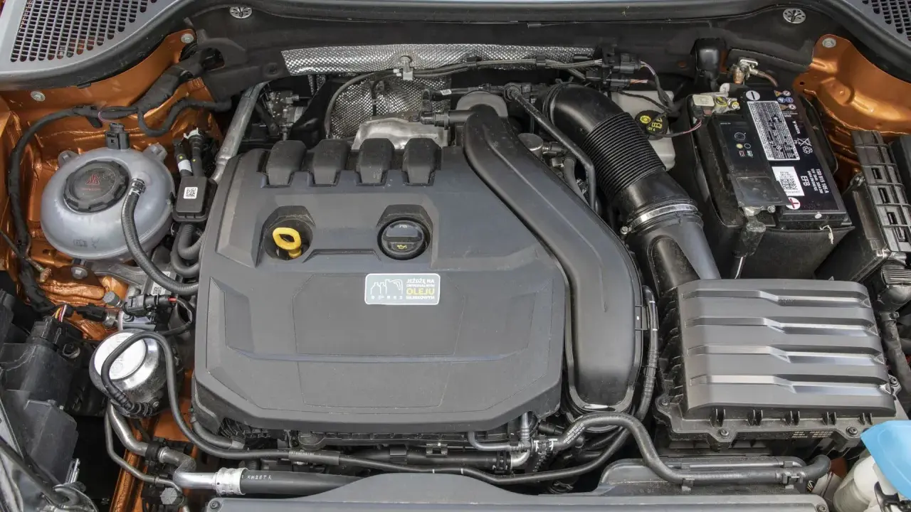 Silnik 1.9 TDI 105 KM z widocznym filtrem powietrza, akumulatorem i zbiorniczkiem płynu chłodniczego.