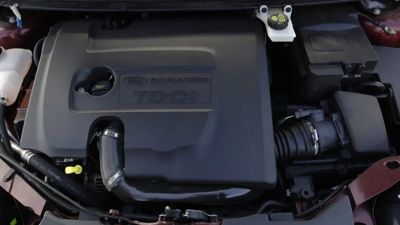Silnik Ford Focus MK2 1.6 TDCI. Widoczna czarna osłona silnika z napisem "DURATORQ TDCI".
