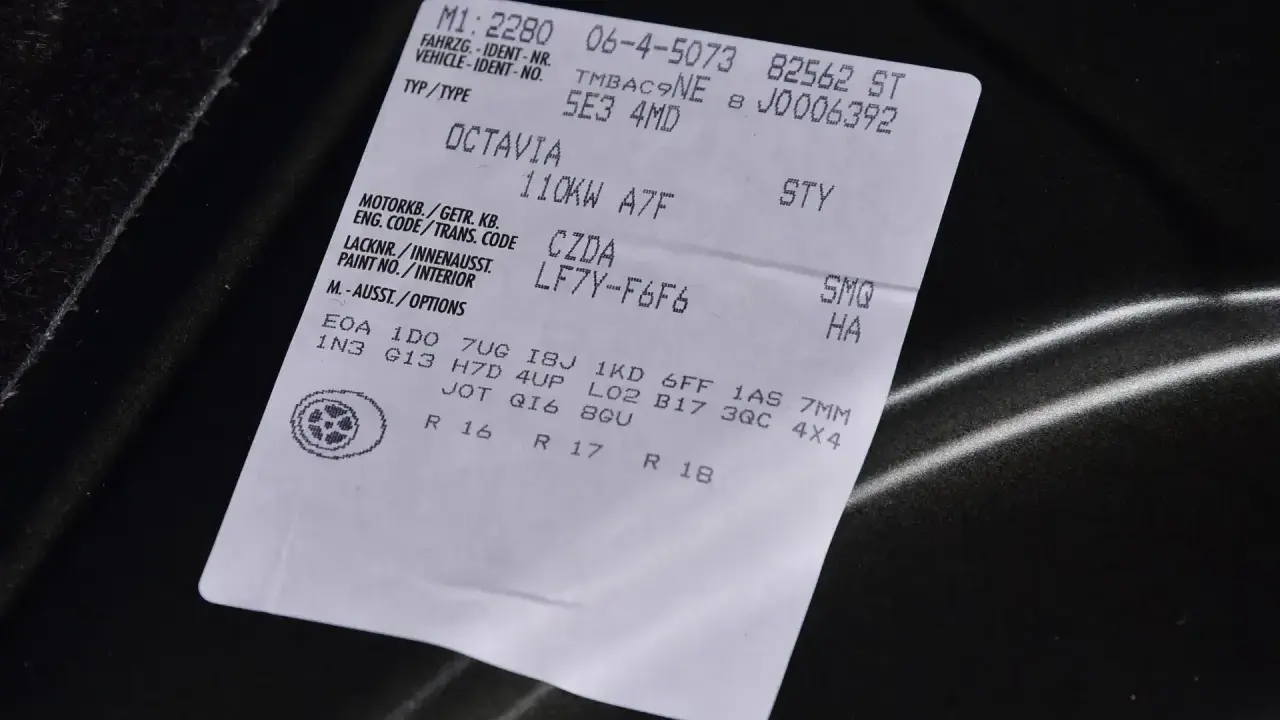 Naklejka z danymi pojazdu Skoda Octavia, zawiera m.in. numer silnika CZDA.