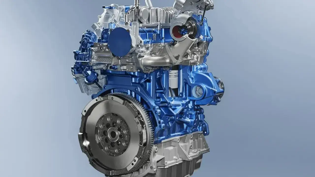 Silnik Ecoboost z turbosprężarką, widoczny w przekroju, z niebieskimi i srebrnymi elementami.