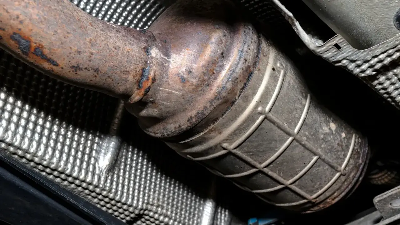 Rdza na katalizatorze Renault, być może powód błędu DTC P0420.