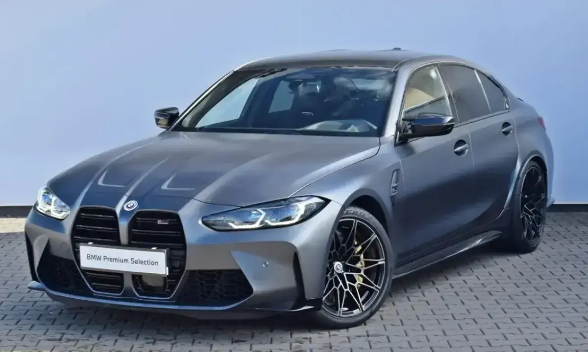 Szary BMW M3 Competition z czarnymi felgami. Sprawdź aktualną bmw m3 cena i dostępne opcje.