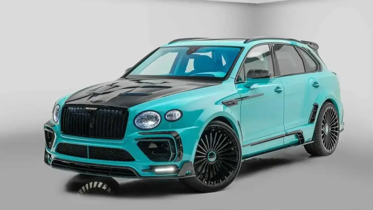 Turkusowy Bentley SUV z czarną maską i felgami, gotowy na podbój dróg.