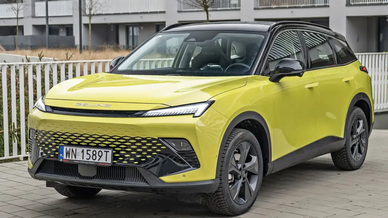 Żółty, nowoczesny SUV z Chin, z charakterystycznym grillem i światłami LED.