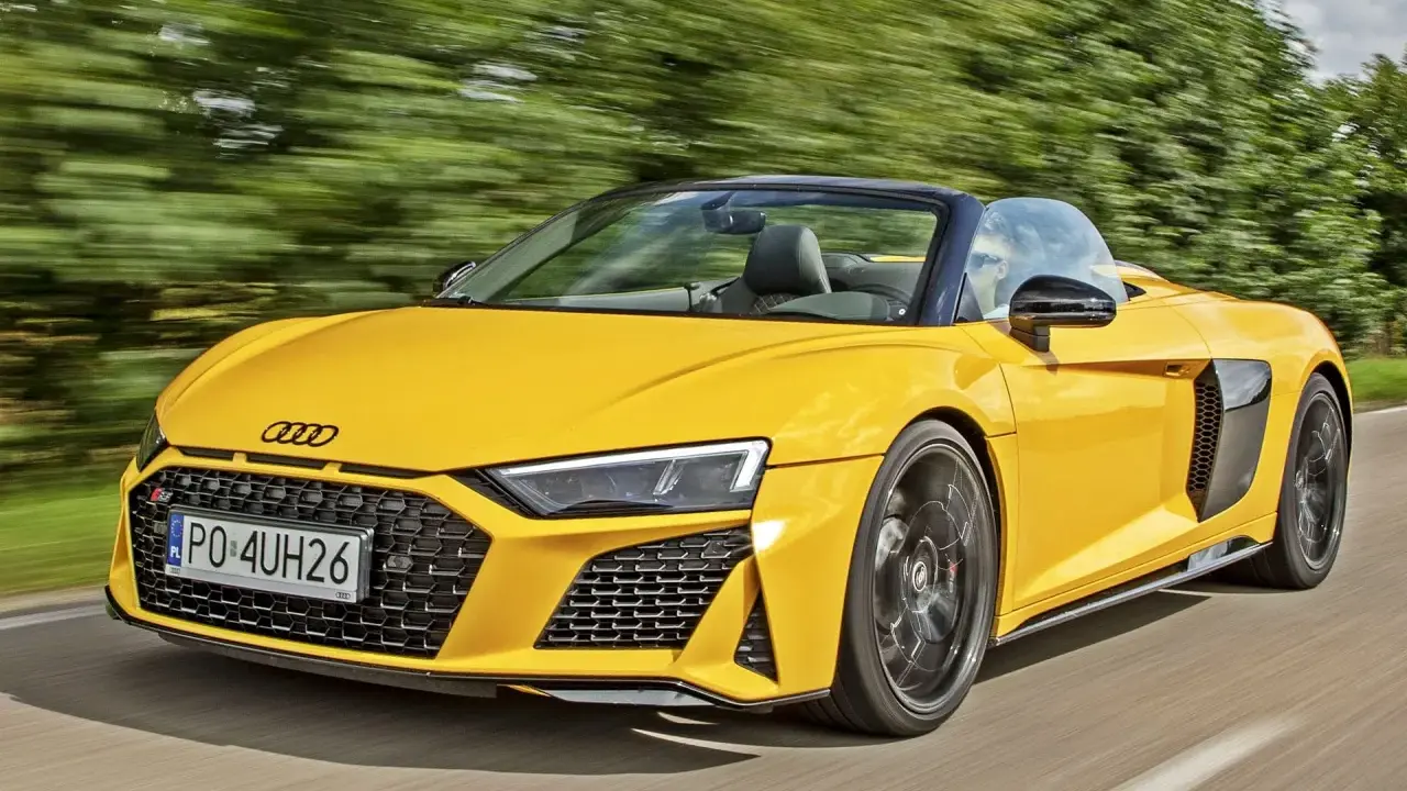 Żółty kabriolet Audi R8 pędzi po drodze. Sprawdź aktualną audi r8 cenę i poczuj moc!