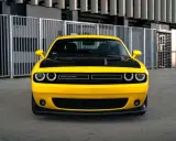Żółty Dodge Challenger z czarną maską. Sprawdź aktualną dodge challenger cena i znajdź swoją wymarzoną maszynę!