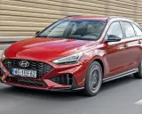 Czerwony Hyundai i30 N Line w wersji kombi w ruchu. Sprawdź atrakcyjną cenę nowego modelu!