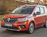 Pomarańczowy Renault Kangoo 1.5 dCi w ruchu, z widocznymi światłami LED i polskimi tablicami rejestracyjnymi WE 7J933.