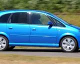 Niebieski Opel Meriva 1.6 benzyna w ruchu, z rozmytym tłem.