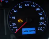 Kontrolka "Check Engine" świeci się na desce rozdzielczej. Dowiedz się, jak skasować błąd check engine bez komputera.