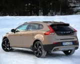 Brązowe Volvo V40 D3 Cross Country na śniegu, gotowe na zimową podróż.