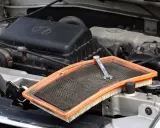 Zużyty filtr powietrza i klucz nastawny na tle silnika. Pytanie: filtr powietrza co ile wymiana?